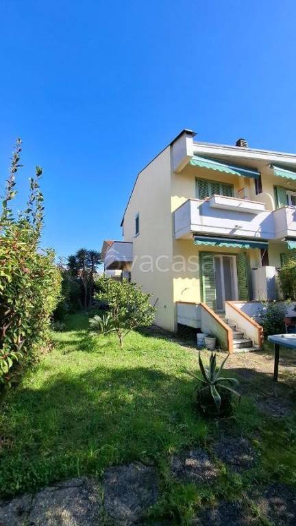 casa indipendente in vendita a Massa in zona Marina di Massa