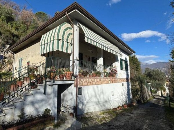 casa indipendente in vendita a Massa in zona Romagnano