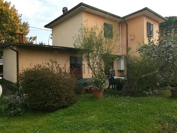 casa indipendente in vendita a Massa