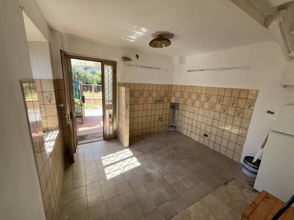 casa indipendente in vendita a Massa in zona Marina di Massa