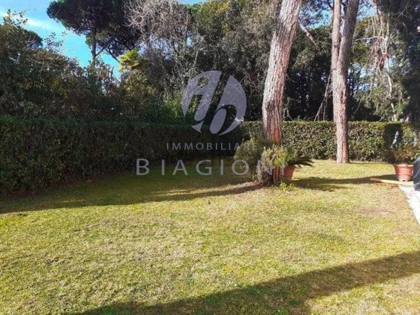 appartamento in vendita a Massa in zona Marina dei Ronchi