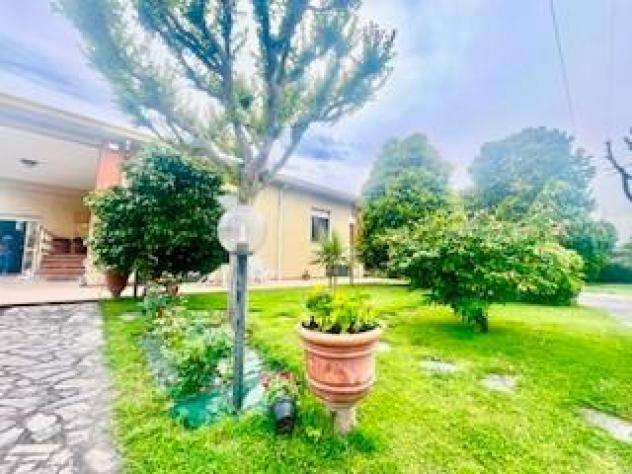 locale commerciale in vendita a Massa