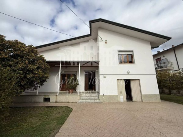 casa indipendente in vendita a Massa in zona Marina di Massa