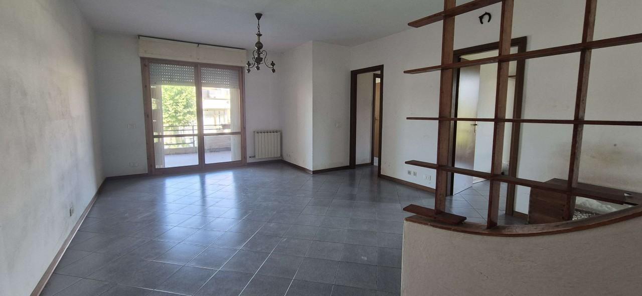 appartamento in vendita a Massa in zona Marina di Massa