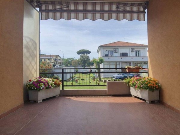appartamento in vendita a Massa in zona Marina di Massa