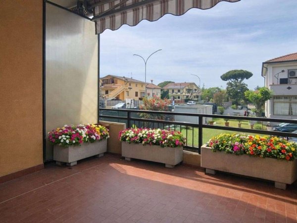 appartamento in vendita a Massa in zona Marina di Massa