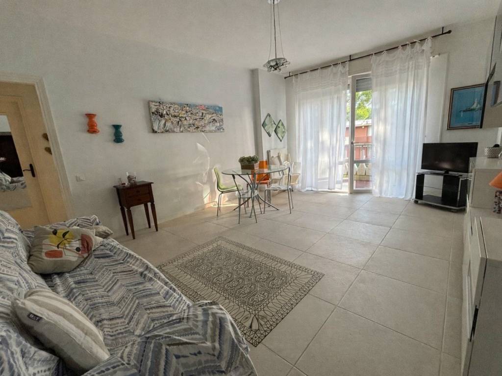 appartamento in vendita a Massa in zona Marina dei Ronchi