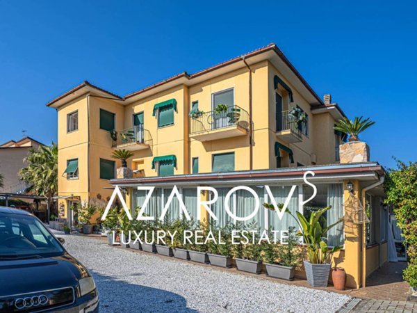 negozio in vendita a Massa in zona Marina di Massa