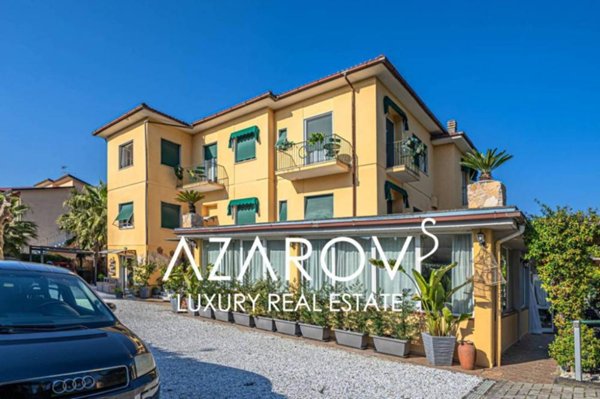 negozio in vendita a Massa in zona Marina di Massa