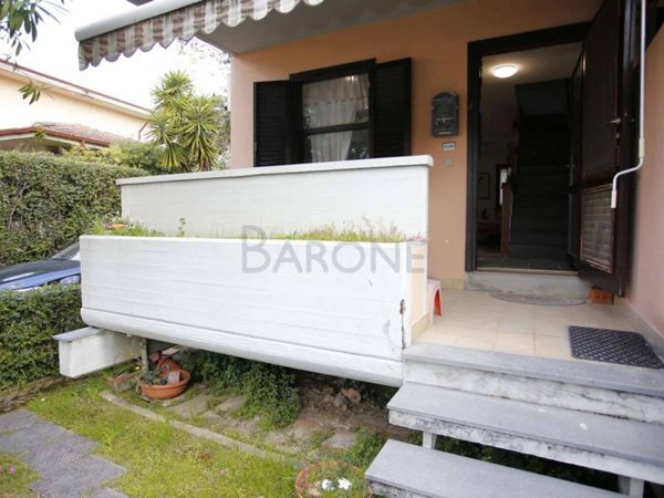 casa indipendente in vendita a Massa in zona Marina di Massa