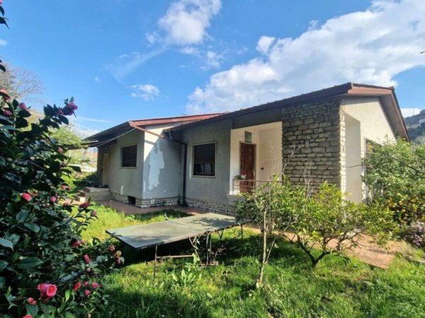 casa indipendente in vendita a Massa in zona Centro Storico