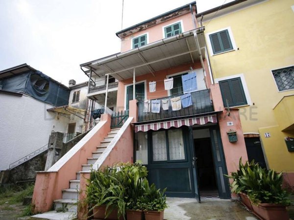 casa indipendente in vendita a Massa in zona Castagnola