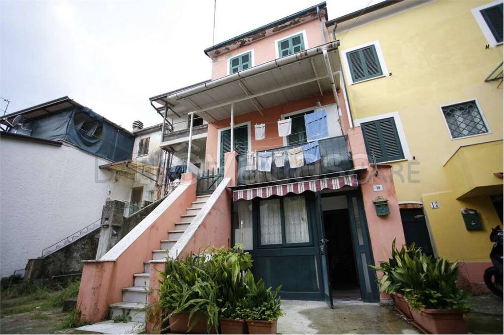 casa indipendente in vendita a Massa in zona Castagnola