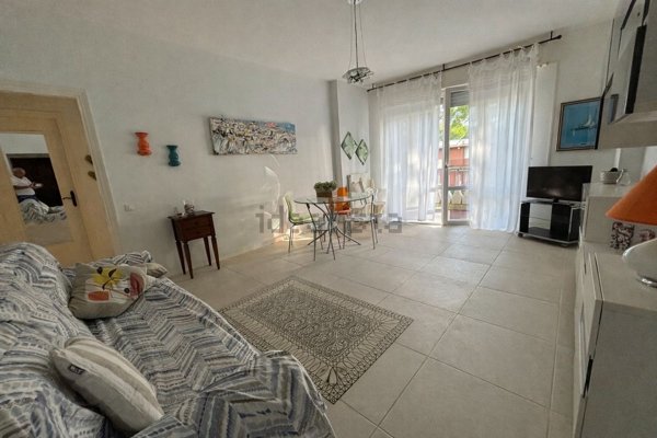 appartamento in vendita a Massa in zona Marina dei Ronchi