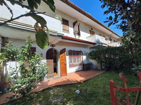 casa indipendente in vendita a Massa in zona Marina di Massa