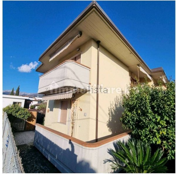 casa indipendente in vendita a Massa in zona Marina di Massa