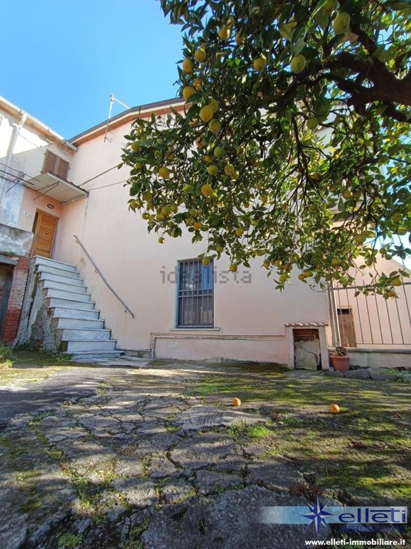 casa indipendente in vendita a Massa