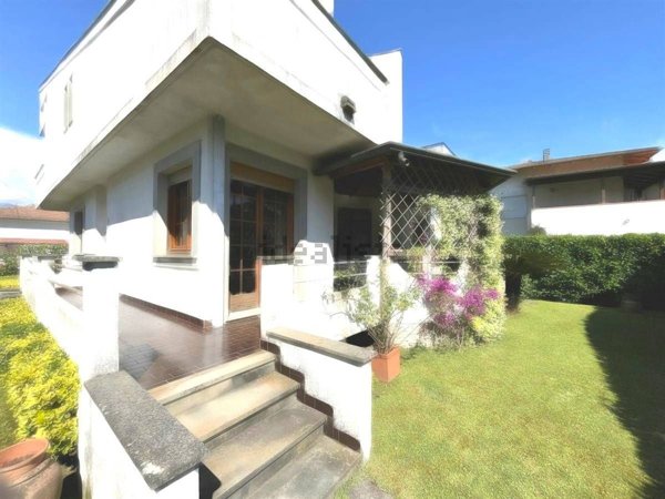 casa indipendente in vendita a Massa in zona Marina dei Ronchi