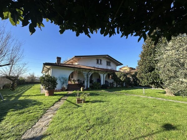 casa indipendente in vendita a Massa in zona Marina dei Ronchi