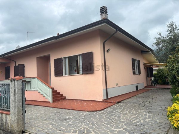 casa indipendente in vendita a Massa in zona Romagnano