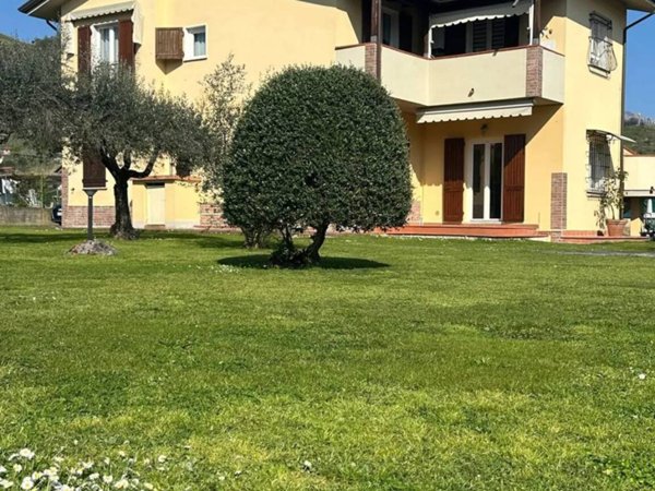 casa indipendente in vendita a Massa in zona Romagnano