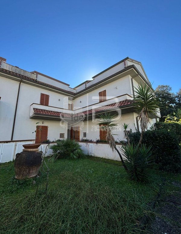 casa indipendente in vendita a Massa in zona Marina dei Ronchi