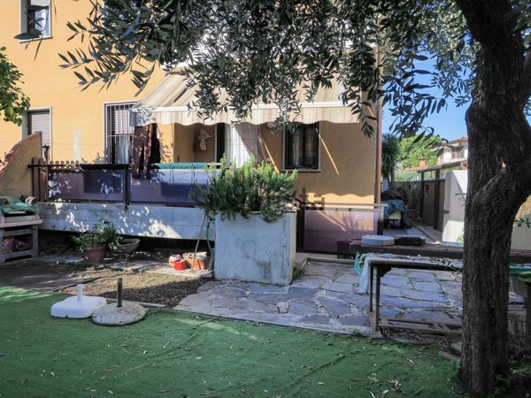 casa indipendente in vendita a Massa in zona Marina di Massa