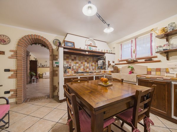 casa indipendente in vendita a Massa in zona Quercioli