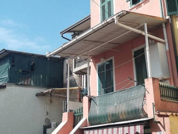 casa indipendente in vendita a Massa in zona Castagnola