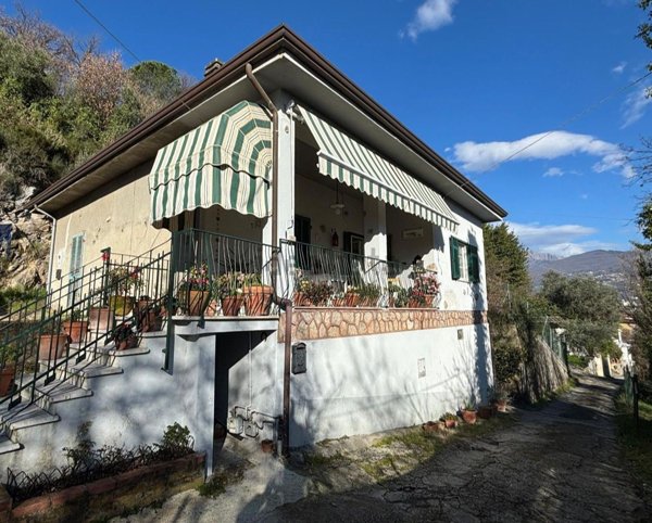 casa indipendente in vendita a Massa in zona Romagnano