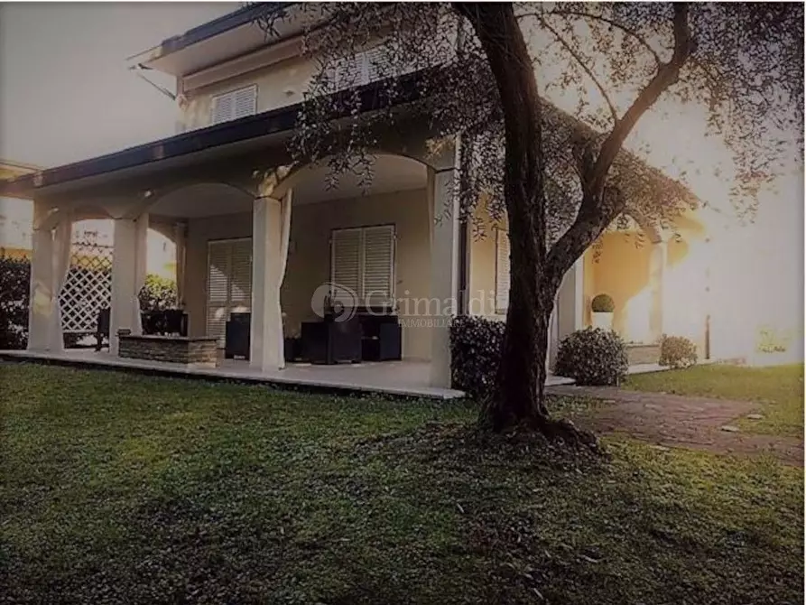 casa indipendente in vendita a Massa in zona Marina dei Ronchi