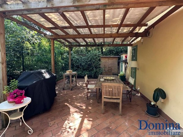 casa indipendente in vendita a Massa in zona Marina dei Ronchi