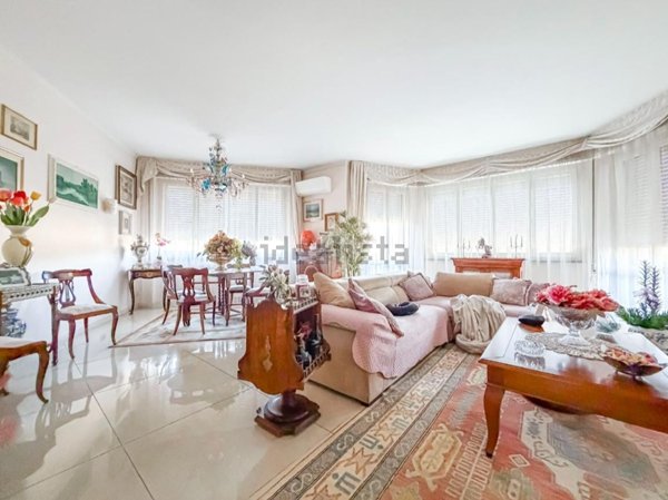 appartamento in vendita a Massa in zona Marina di Massa