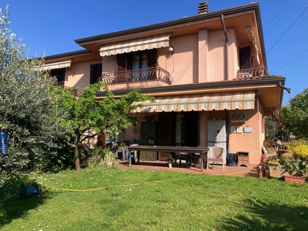 casa indipendente in vendita a Massa in zona Quercioli