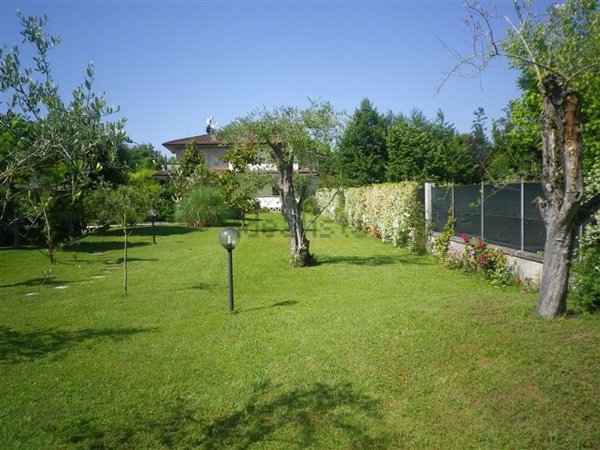 casa indipendente in vendita a Massa in zona Marina dei Ronchi