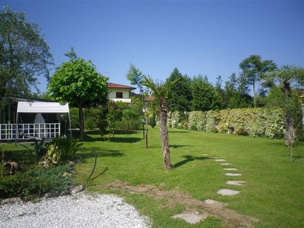 casa indipendente in vendita a Massa in zona Marina dei Ronchi