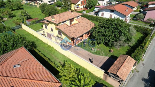 casa indipendente in vendita a Massa in zona Marina di Massa