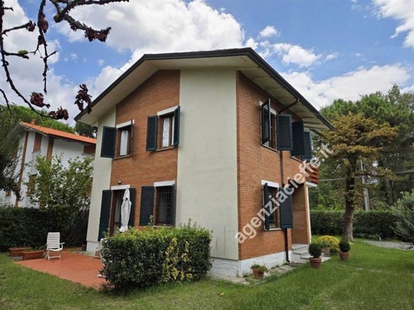 casa indipendente in vendita a Massa in zona Marina dei Ronchi