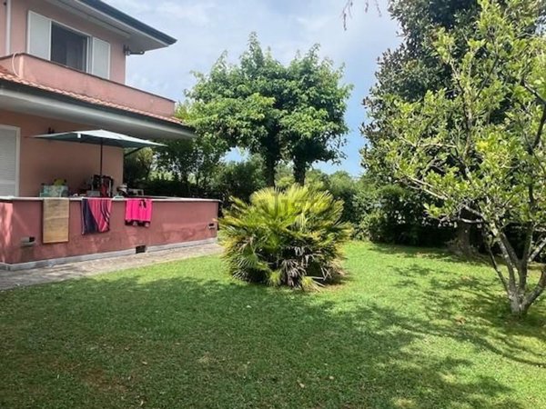 casa indipendente in vendita a Massa in zona Marina di Massa