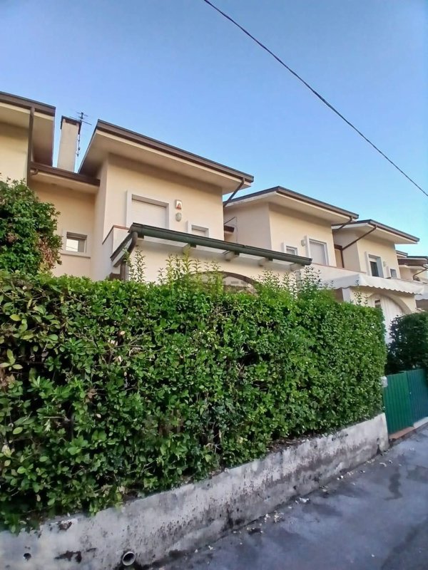 casa indipendente in vendita a Massa in zona Marina dei Ronchi