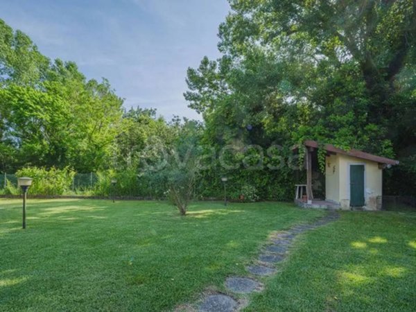 casa indipendente in vendita a Massa in zona Poveromo