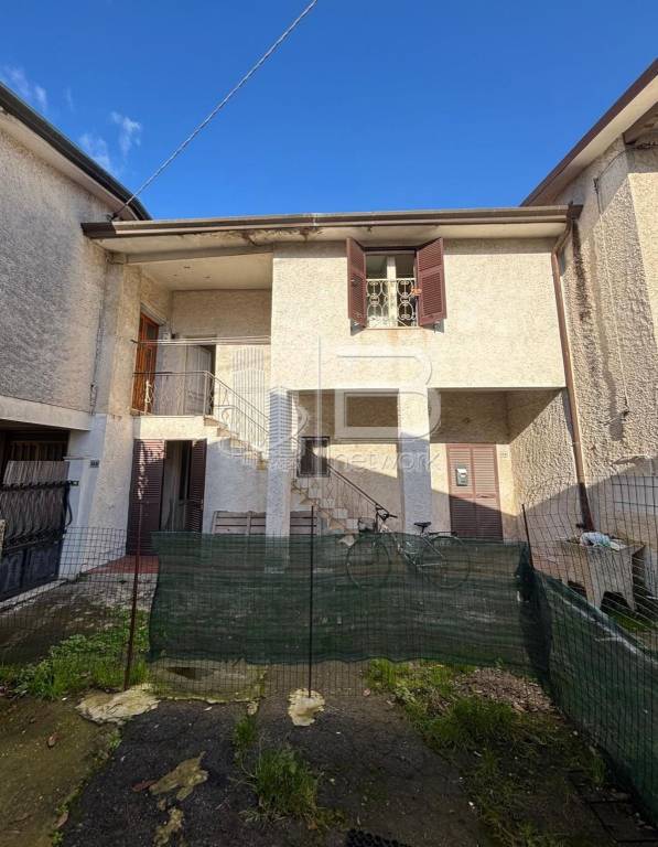 casa indipendente in vendita a Massa in zona Quercioli