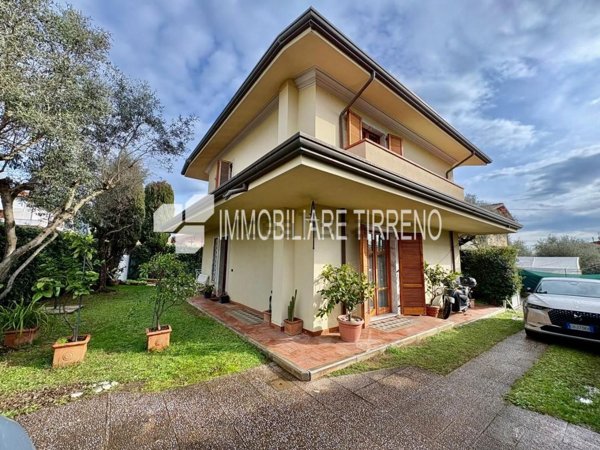 casa indipendente in vendita a Massa