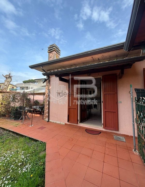 casa indipendente in vendita a Massa in zona Marina dei Ronchi