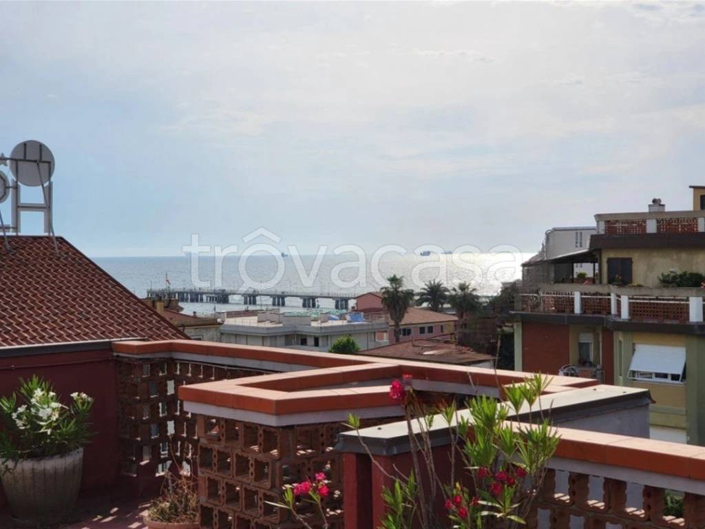 appartamento in vendita a Massa in zona Marina di Massa