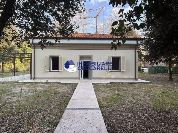 casa indipendente in vendita a Massa in zona Marina dei Ronchi