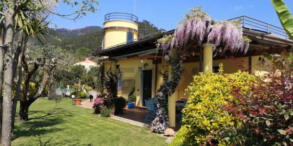 casa indipendente in vendita a Massa