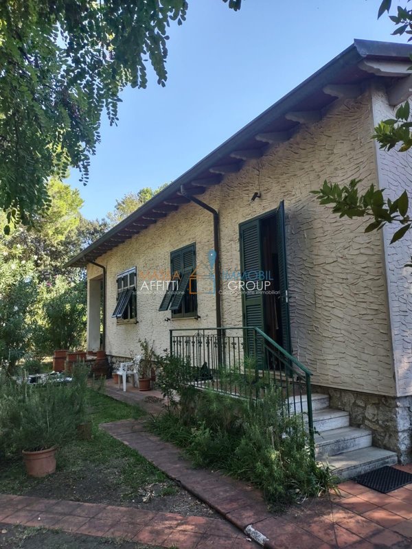 casa indipendente in vendita a Massa in zona Marina di Massa