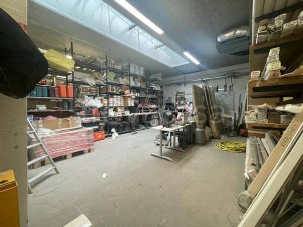 locale commerciale in vendita a Massa