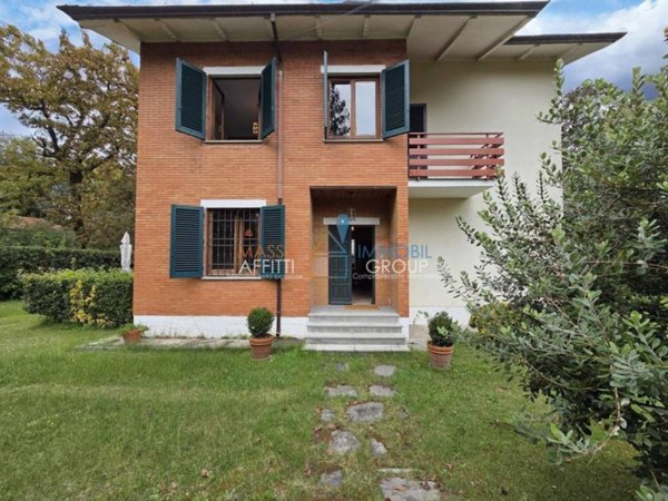 casa indipendente in vendita a Massa in zona Poveromo